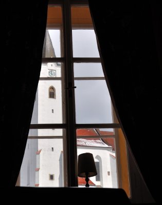 Výhled z okna na pacovský kostel.