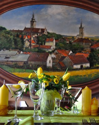 Žlutá kytice a nástěnný obraz Pacova od Petra Hampla.