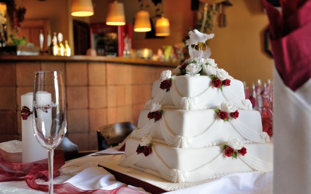 Romantická tabule se svatebním dortem