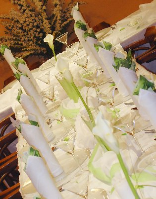 Zelenkavá svatební tabule s liliemi