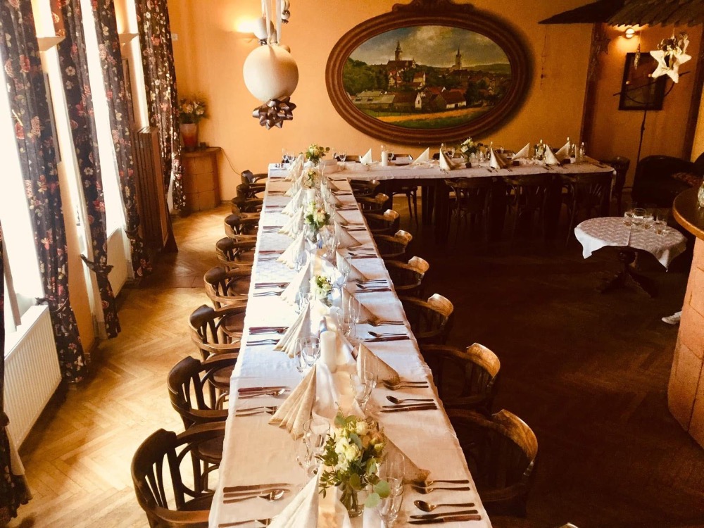 Slavnostně prostřený stůl v restauraci